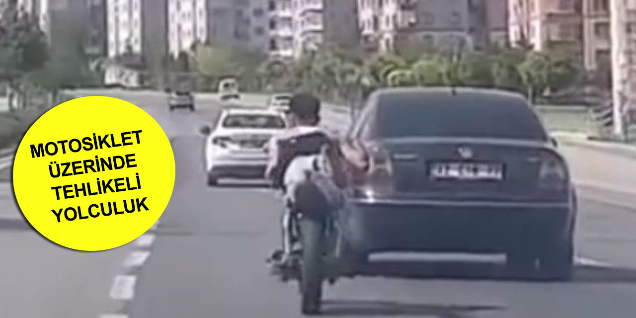 Konya'da motosiklet üzerine yatarak seyreden sürücü yürekleri ağza getirdi