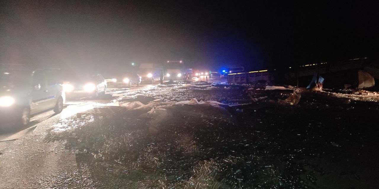 Cam şişe yüklü tır devrildi! Kara yolu cam şişeyle kaplandı