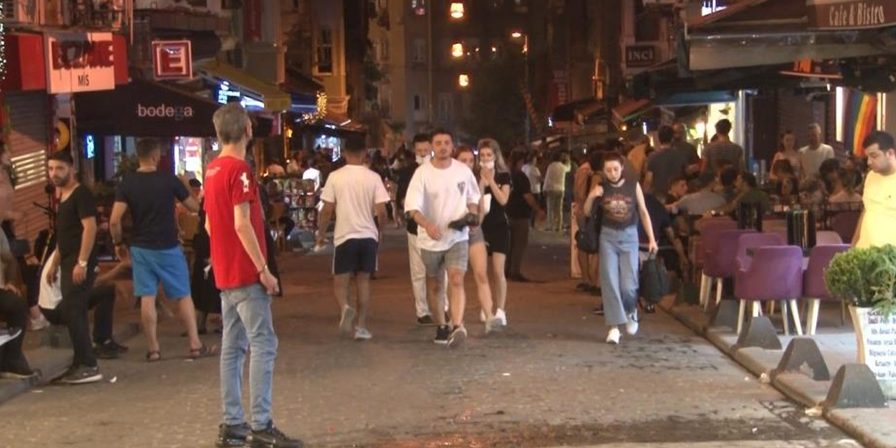 Kısıtlamalar bitti! Kafeler ve eğlence mekanları soldu taştı