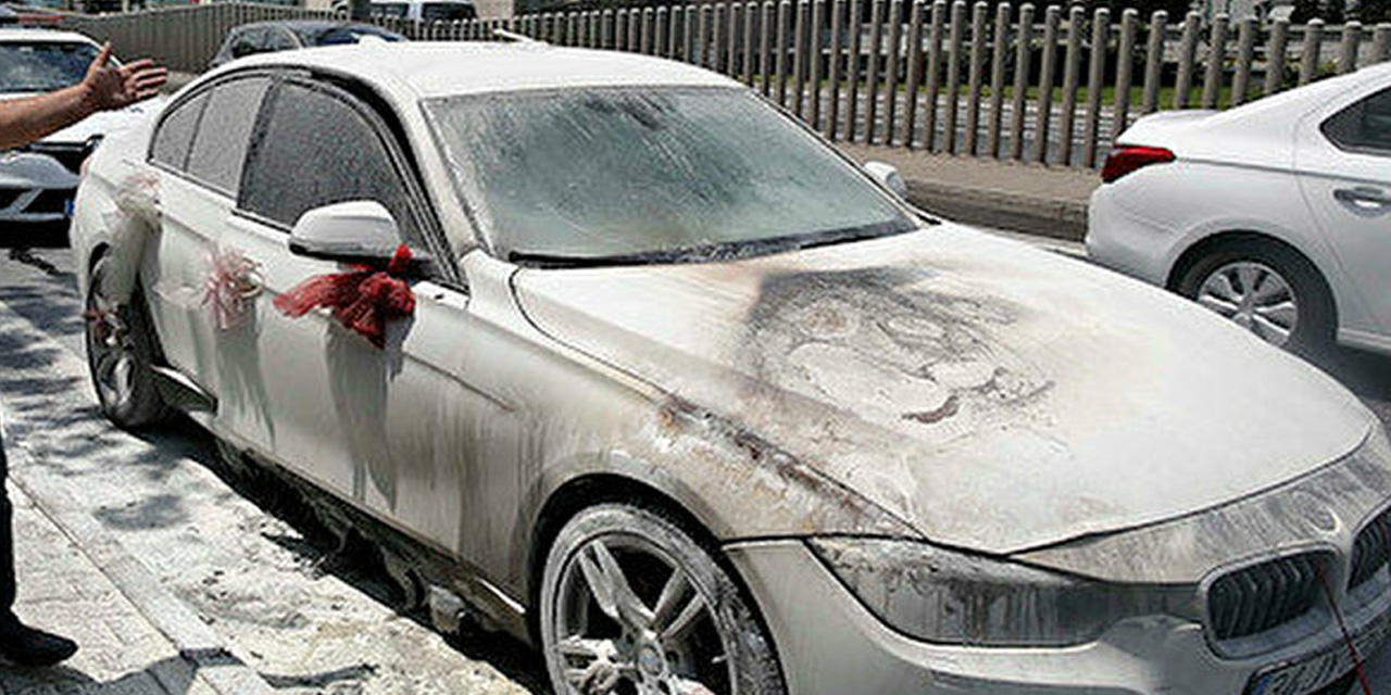 Lüks gelin arabası konvoyda alev aldı! Gelin ve damat son anda kurtuldu