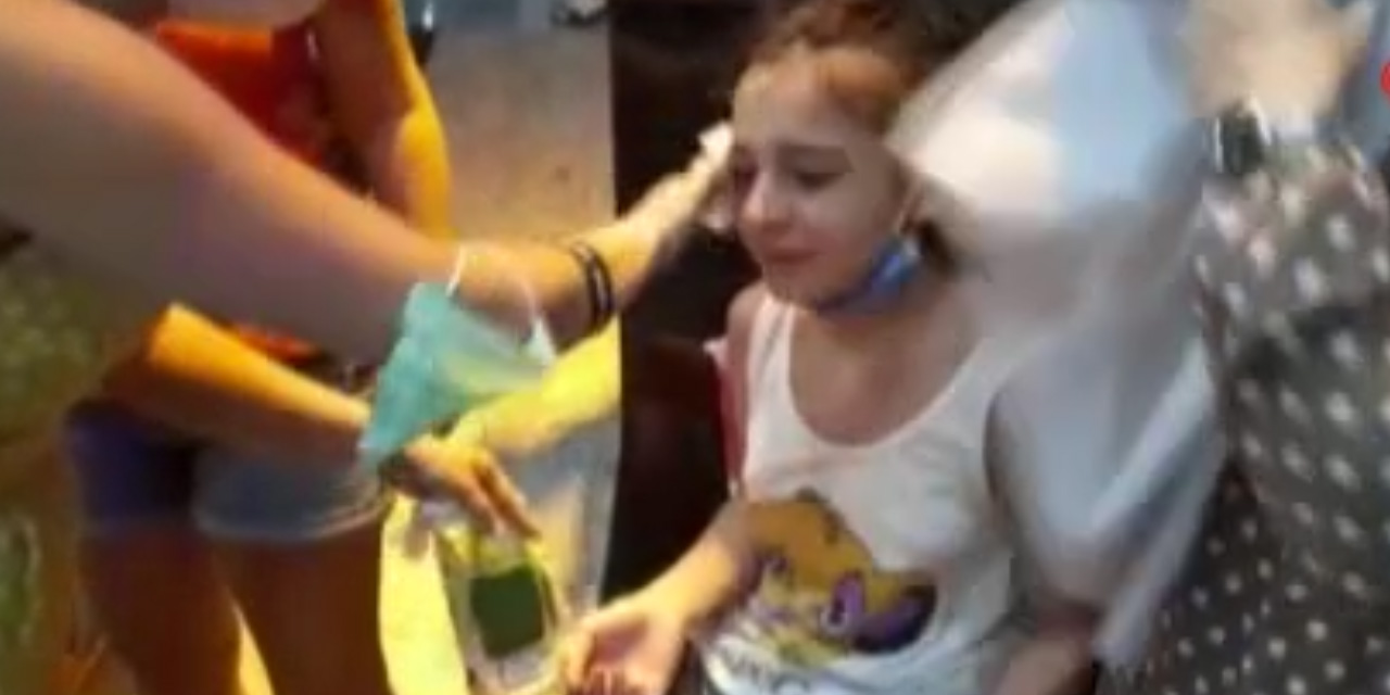 Otelde yedikleri yemekten zehirlenen çok sayıda kişi hastaneye kaldırıldı