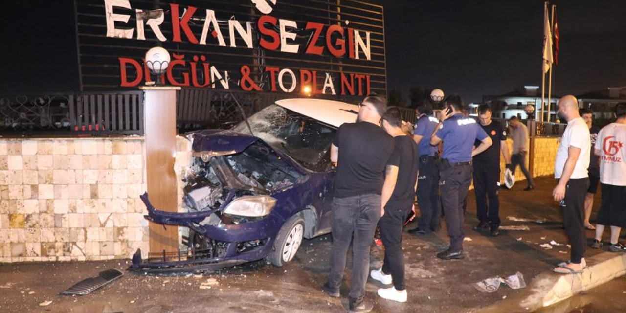 Otomobil düğün salonunun duvarına çarptı! 1'i ağır 4 yaralı