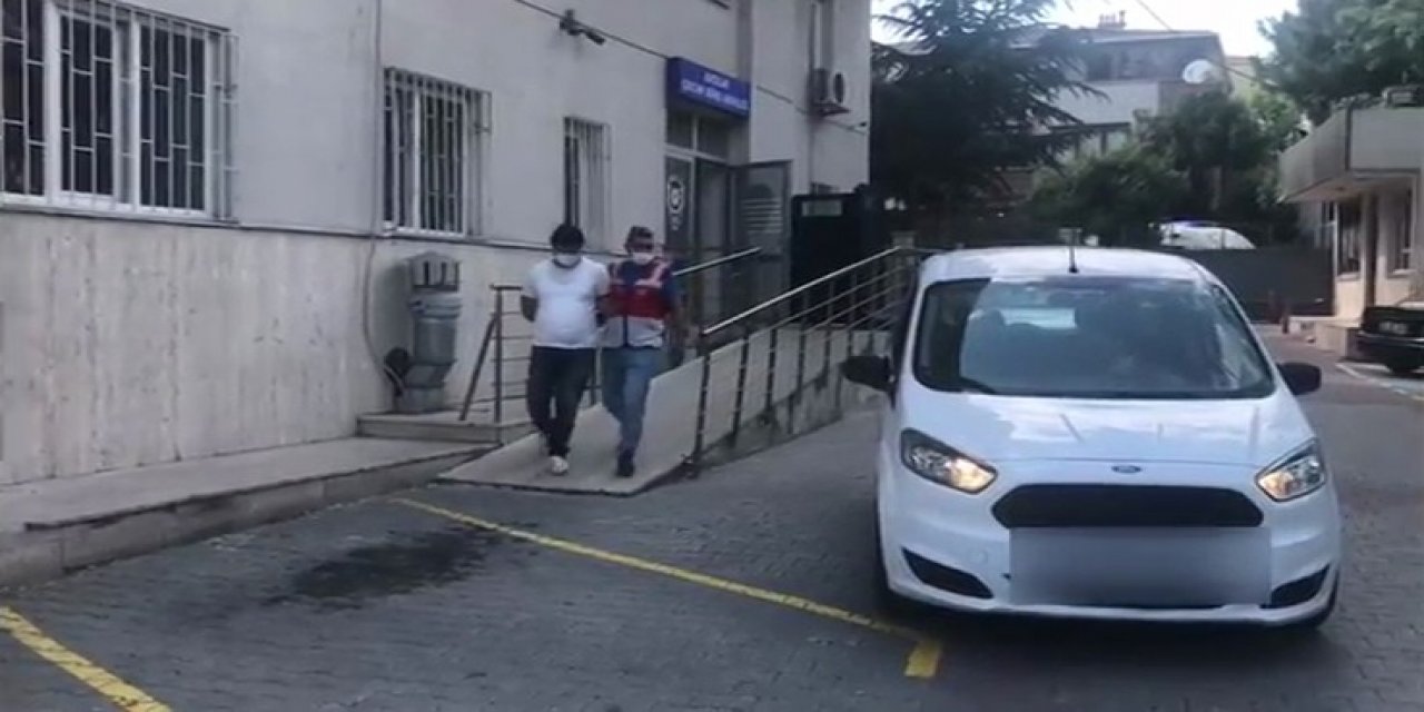 3 yaşındaki oğlunu arabanın camından sarkıtan baba tutuklandı