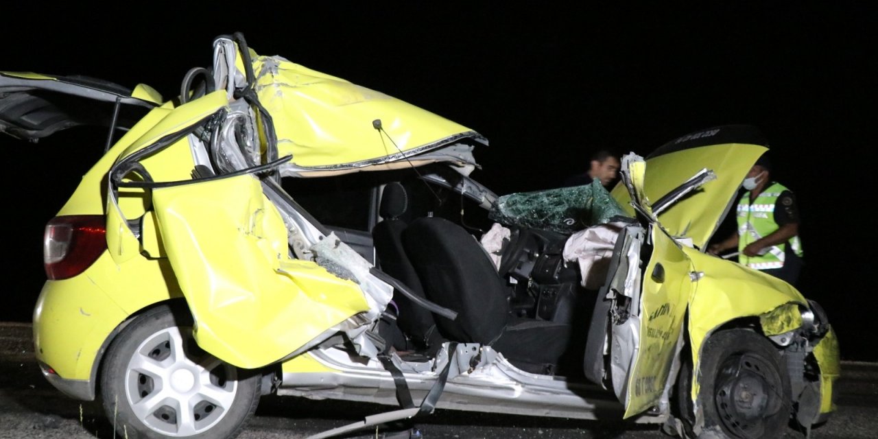 Aksaray'da traktöre arkadan çarpan takside ağır yaralanan yolcu hayatını kaybetti