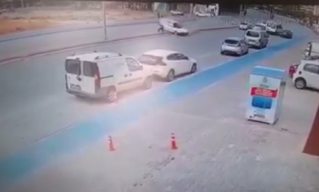 Burası Konya! Otomobilin çarptığı yaya ortada kaldı