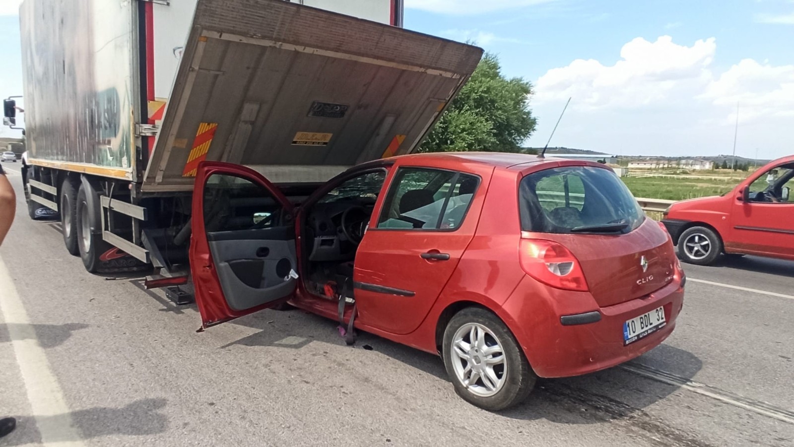Bursa'da bir otomobil 110 kilometre hızla hiç frene basmadan kamyona çarptı