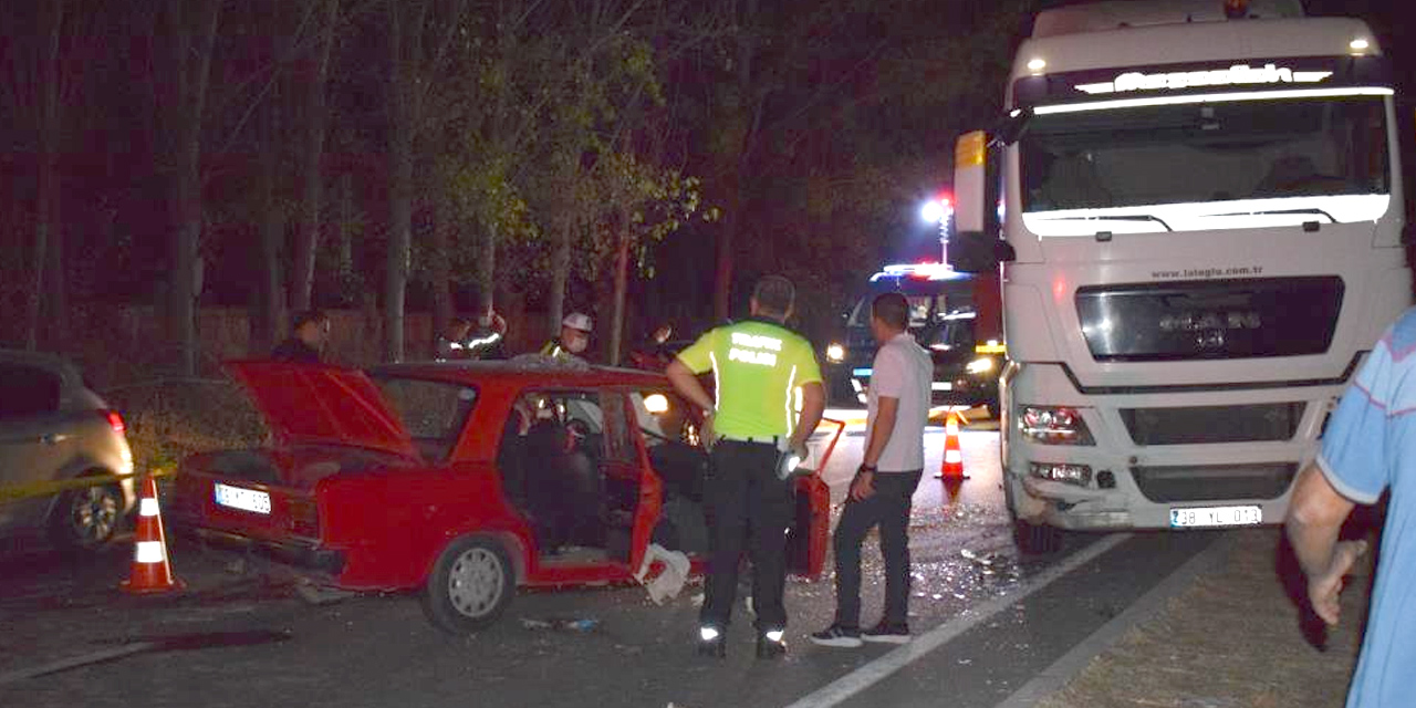 Ters yönde giden otomobil tırla kafa kafaya çarpıştı! 2 ölü