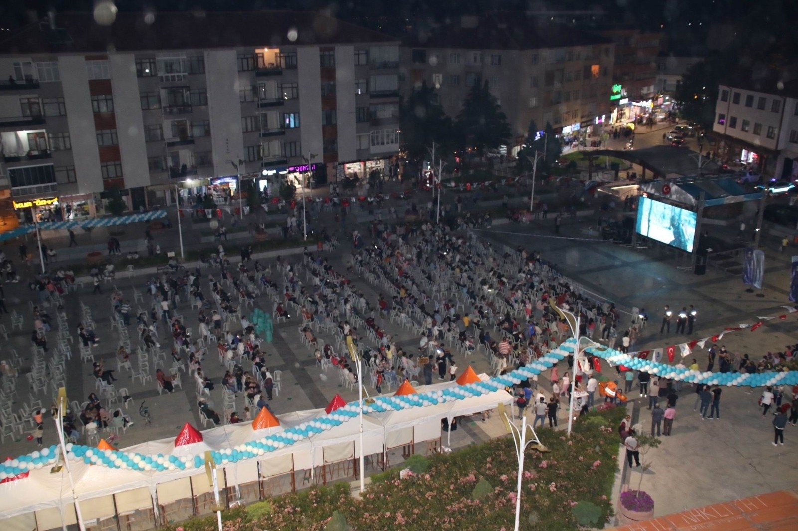 Konya bu anı çok özlemişti! Binlerce kişi açık havada film seyretti