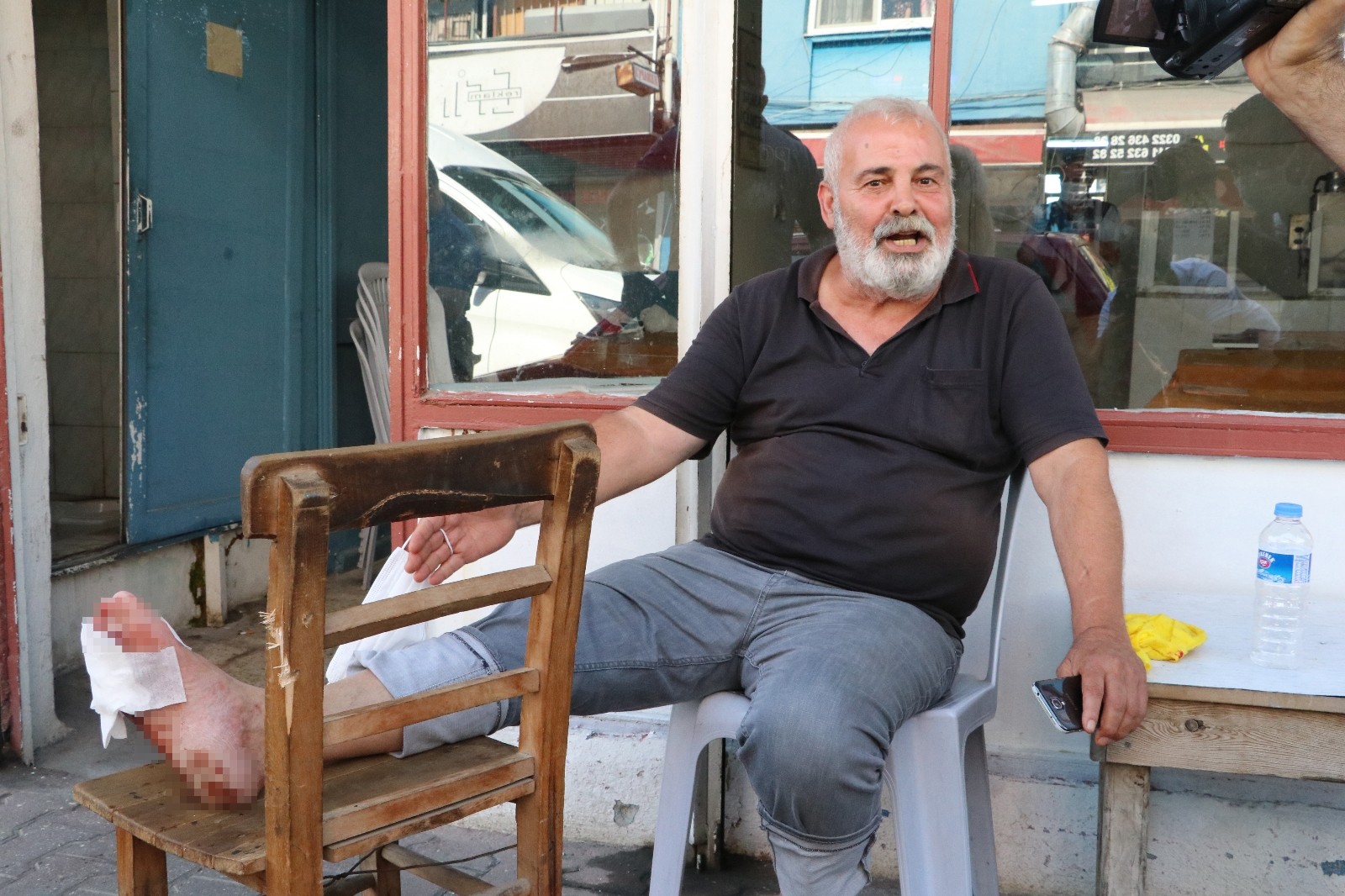 Burası Adana! Kurşunlanan kahvenede ayağından vurulan adamın ilginç hareketi