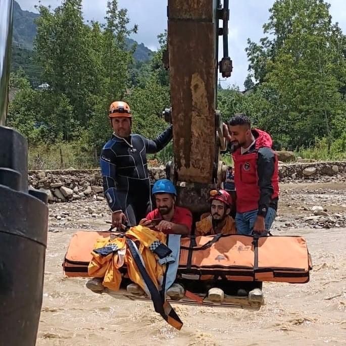 Yatalak hastalar kepçeler ile kurtarıldı