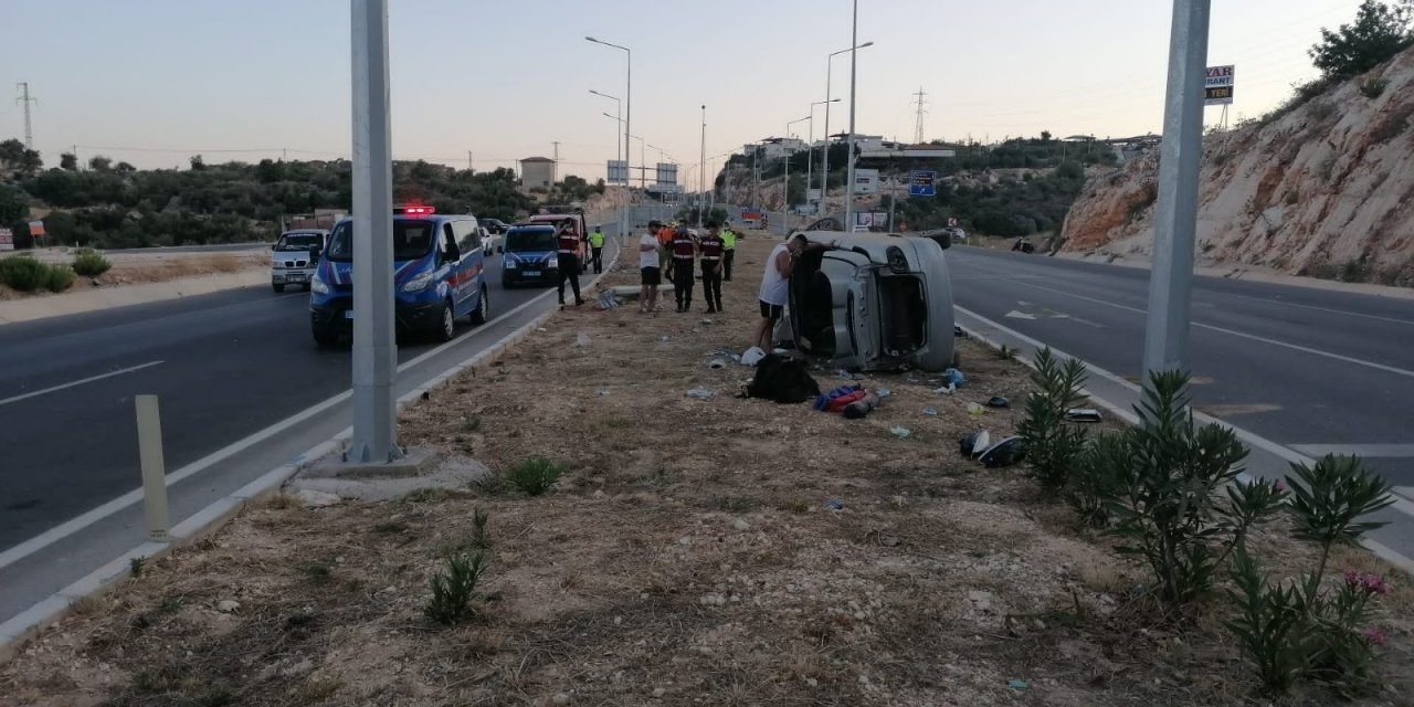 Silifke'de aydınlatma direğine çarpan araç taklalar attı! 1’i ağır 4 yaralı