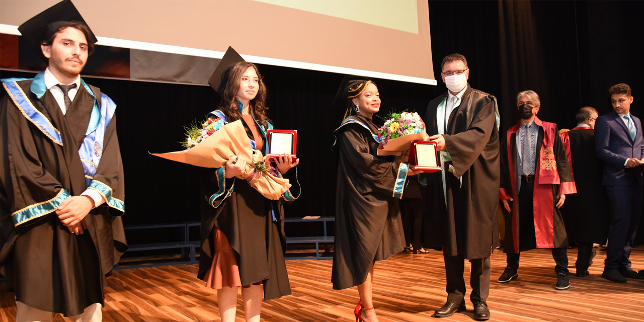Selçuk Üniversitesi'nin genç ziraat mühendisleri mezuniyet sevinci yaşadı
