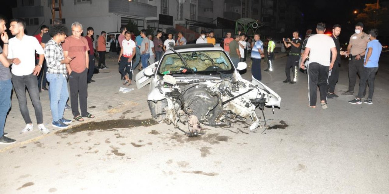 Ağaçlara çarpan lüks aracın motoru 200 metre uzağa fırladı