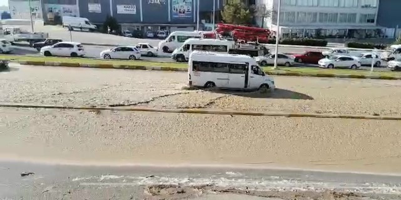 Honaz'da dere yatağına kurulan bent yıkıldı! Karayolu dereye döndü