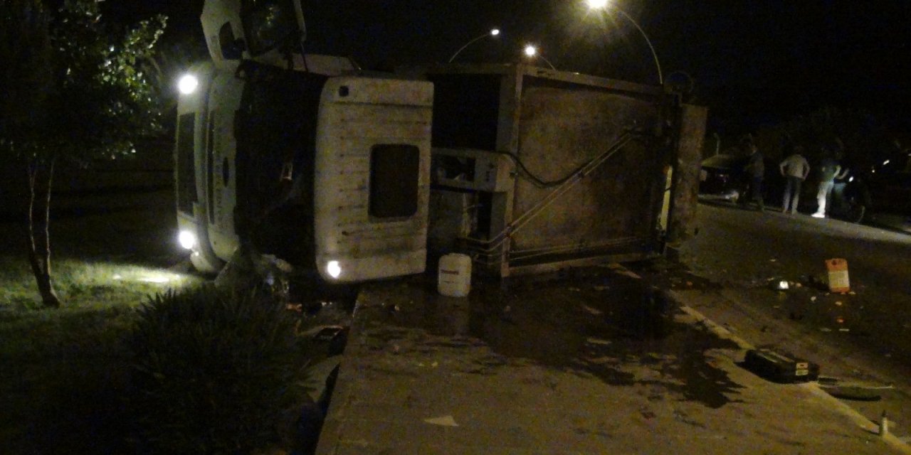 Antalya'da çöp kamyonu otomobil ile çarpışıp devrildi! 3 yaralı