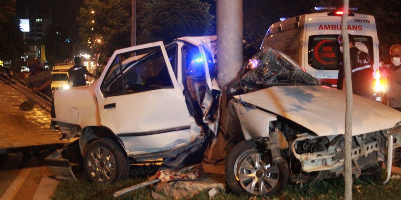 Gaziantep'te direğe çarpan otomobil ikiye bölündü! 1 ölü