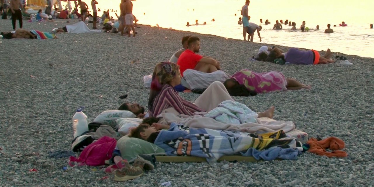 Antalya'da sahiller açık hava oteline döndü