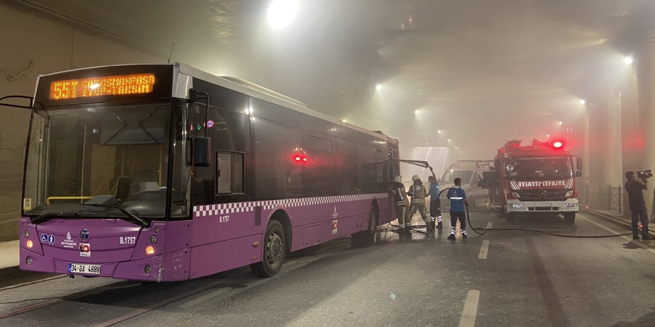 Taksim tünelinde yangın paniği! Otobüs alev aldı
