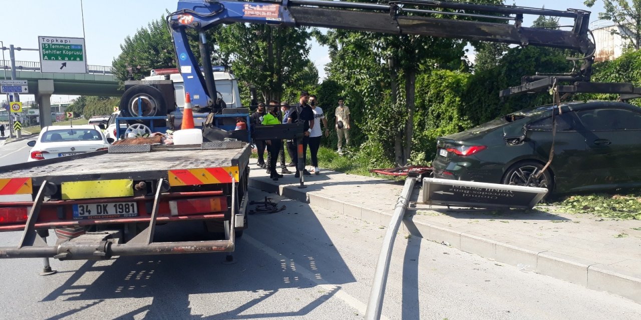 Kaldırıma çıkan araç aydınlatma direğini devirdi!