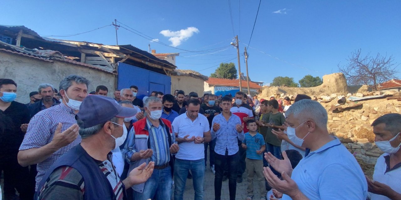 Afyon'da sabaha karşı gölette cesetleri bulunan iki kardeş dualarla defnedildi