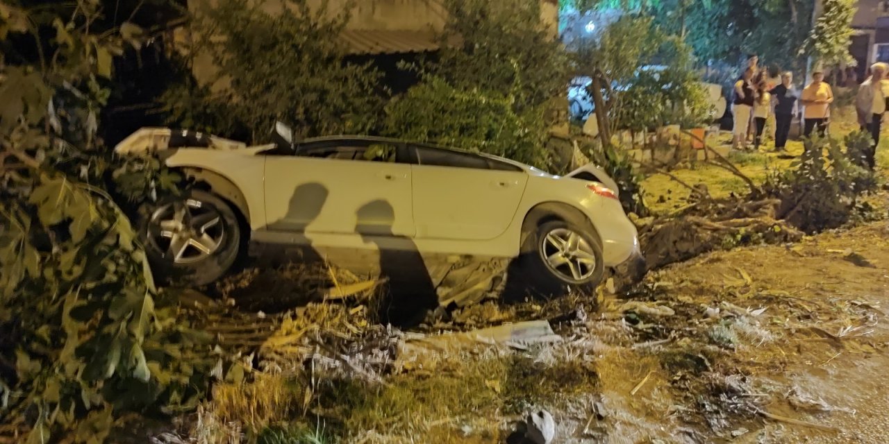 Otomobil evin bahçesine uçtu