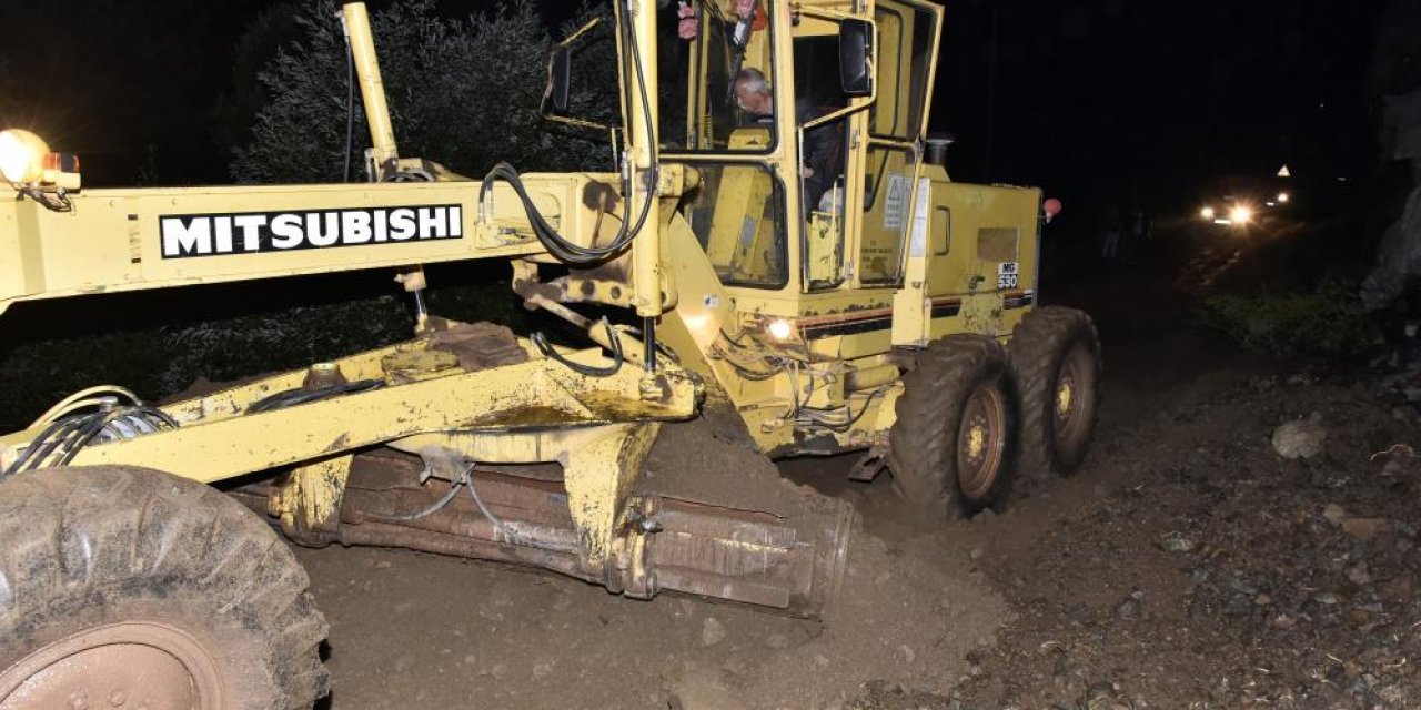 10 dakika yağan dolu ve kuvvetli yağmur sel oldu! Yollar kapandı bahçeleri su bastı