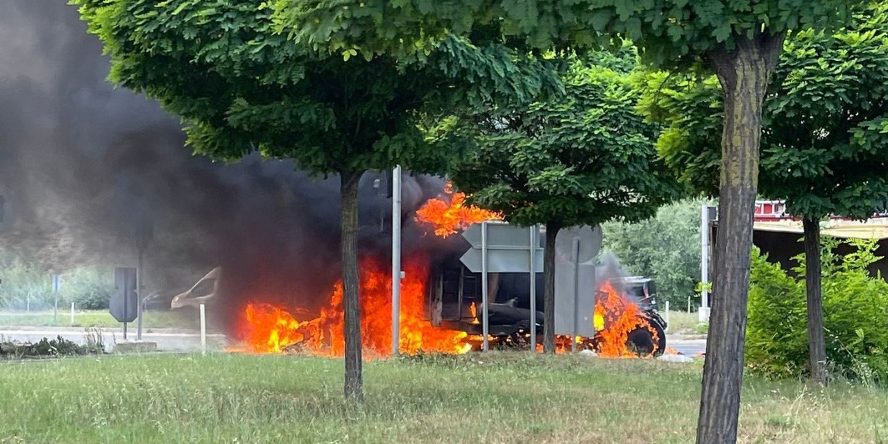 Tırlar çarpıştı! Biri alev alev yandı