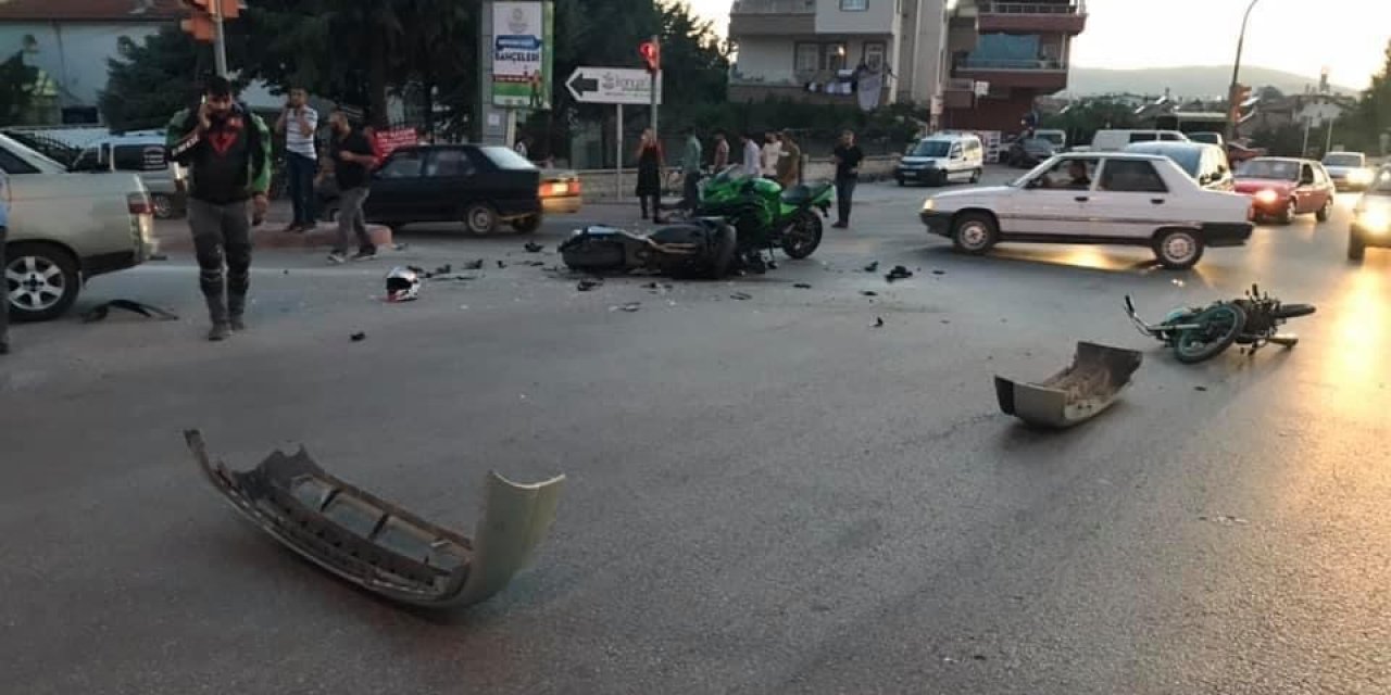 Konya'da ışık ihlali kazayı getirdi! İki motosiklet otomobile böyle çarptı