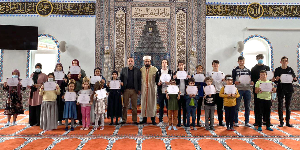 DİTİB Wächtersbach Merkez Camii’nin minik öğrencileri kumbaralarını ihtiyaç sahipleri için açtı