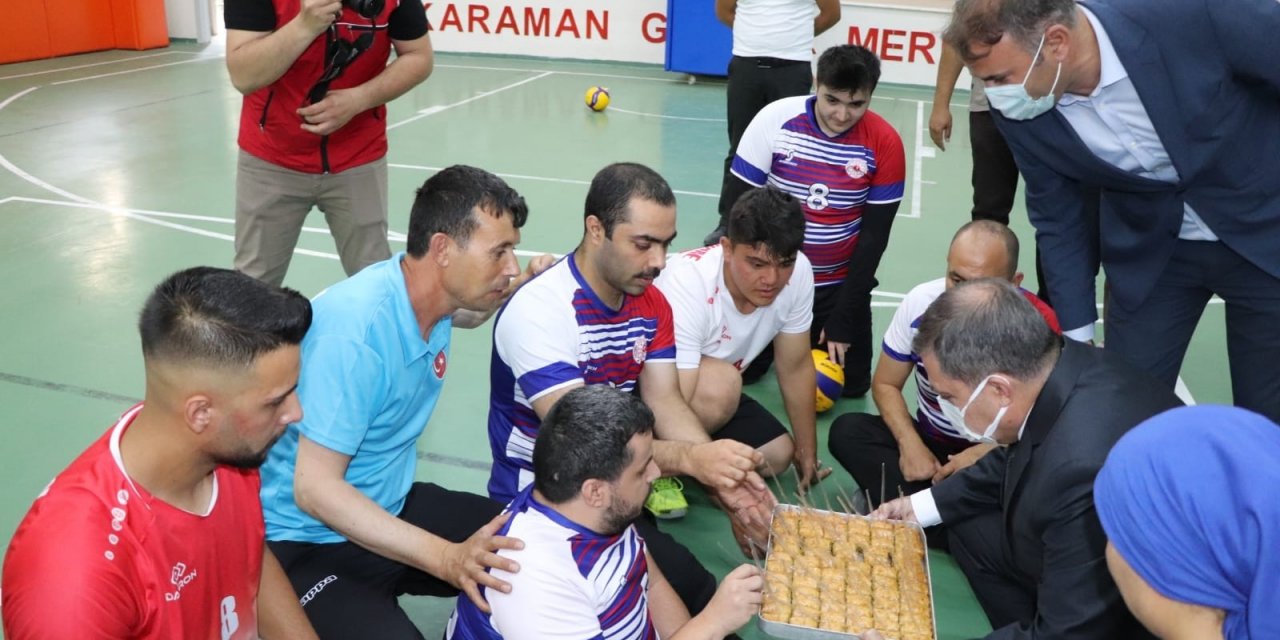 Karaman Valisi Işık'tan şampiyonlara baklava jesti! Elleriyle yedirdi