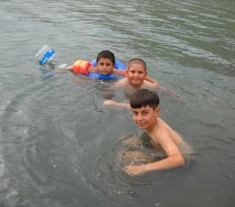 Çocuklar Acıgöl'de yüzme öğreniyor