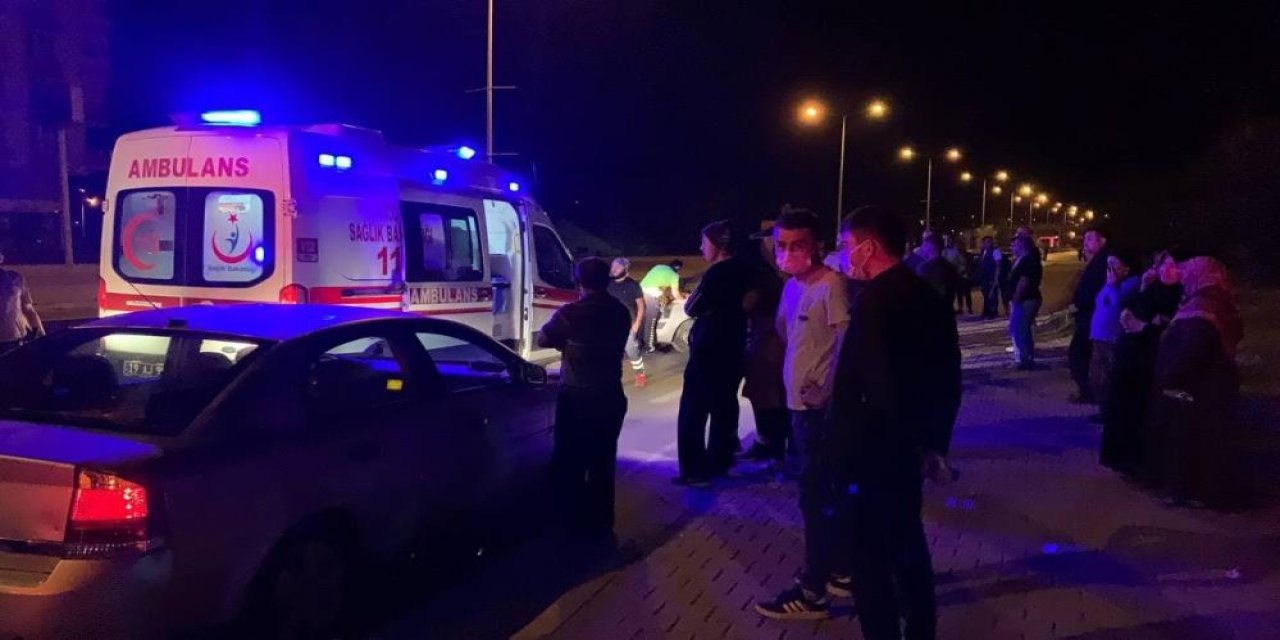 Yola fırlayan köpeğe çarpmamak için manevra yapan araç kaldırıma çarptı! 4 yaralı