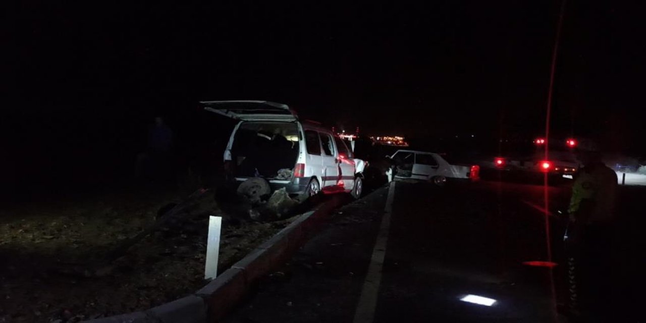 Konya'da ticari araç otomobille çarpıştı! 4 yaralı