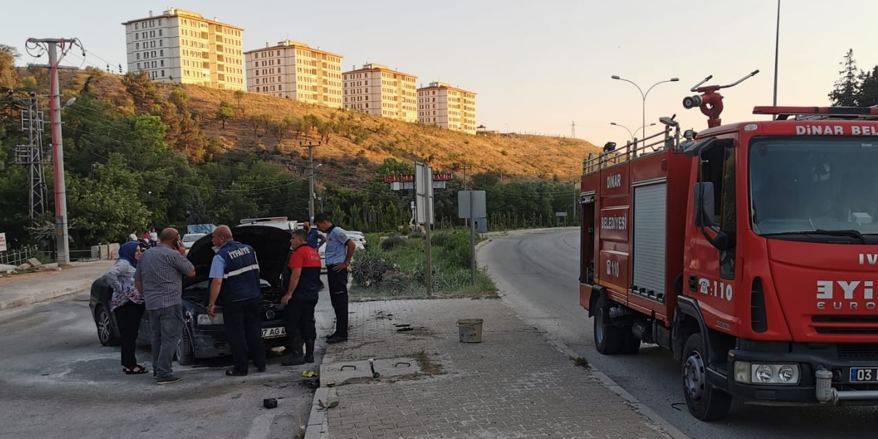 Tatil yoluna Afyon'da mola veren aile şok oldu! Park halindeki otomobili yandı
