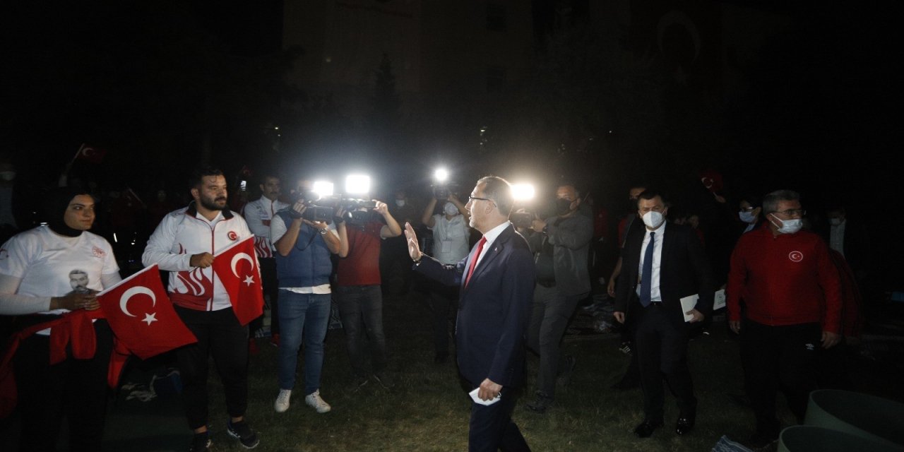 Bakan Kasapoğlu TBMM'de gençlerle nöbet tuttu
