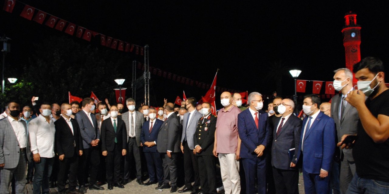 İzmir’de 15 Temmuz nöbeti sela ile son buldu