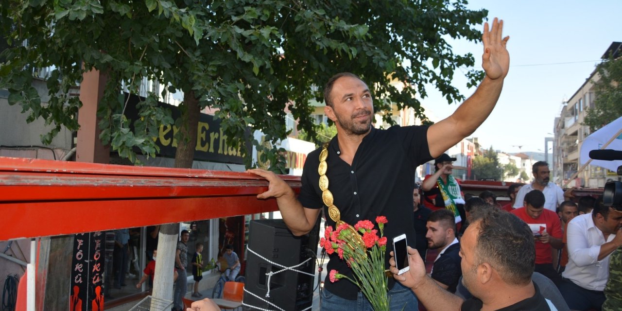 Kırkpınar Yağlı Güreşleri Başpehlivanı Ali Gürbüz memleketinde davul zurnayla karşılandı