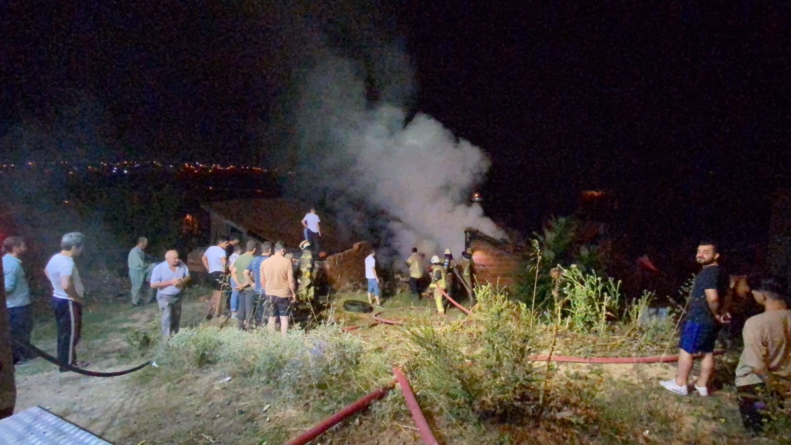 Bursa İnegöl'de vatandaşları uykusundan eden yangın