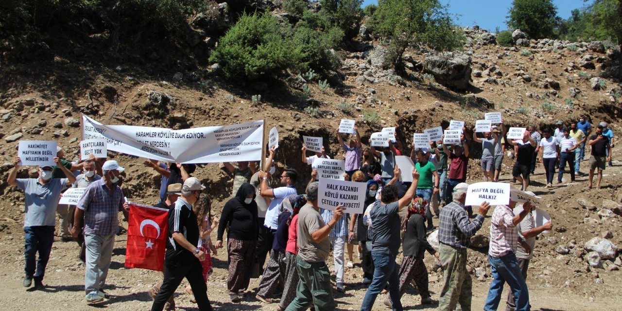Konyaaltı'nda köylüler tehdit ve darpla ’Arazimize çökmek istiyorlar’ deyip sokağa döküldü