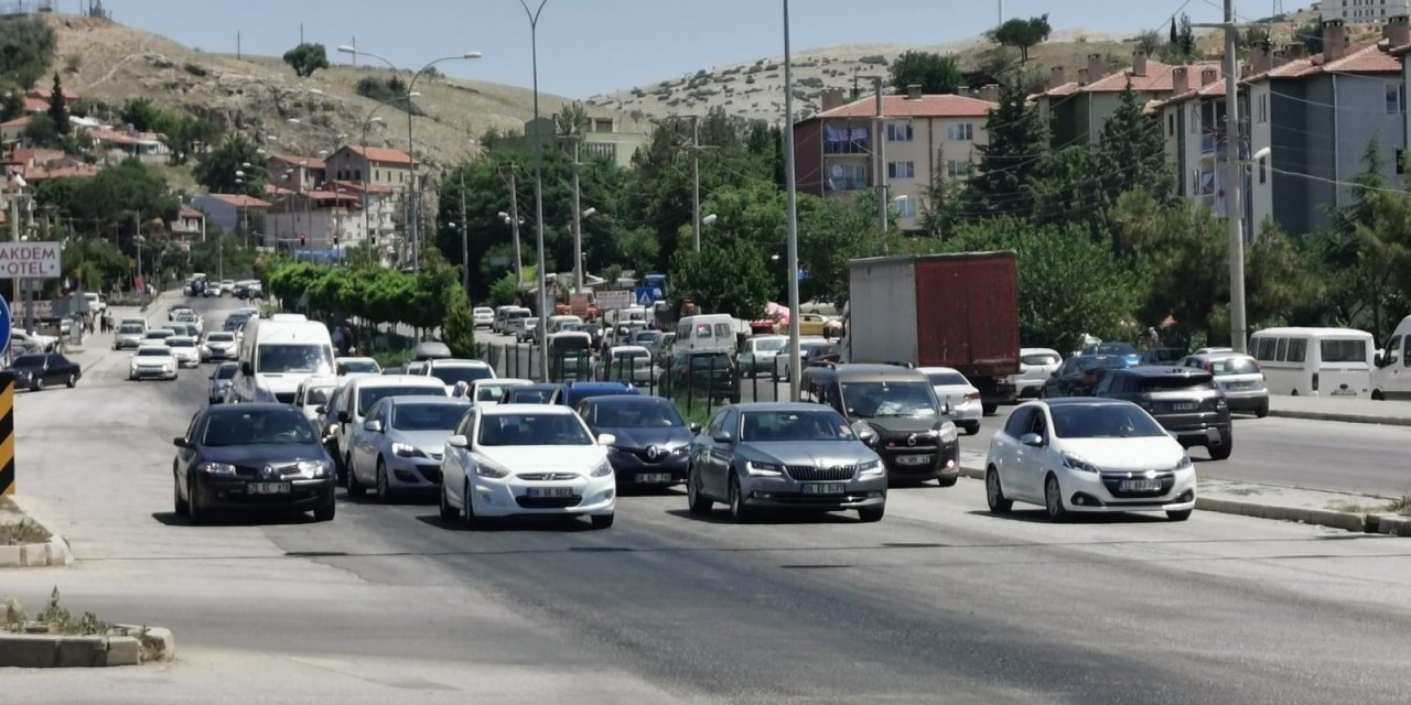 Tatilcilerin kavşak noktası Afyon’da trafik yoğun