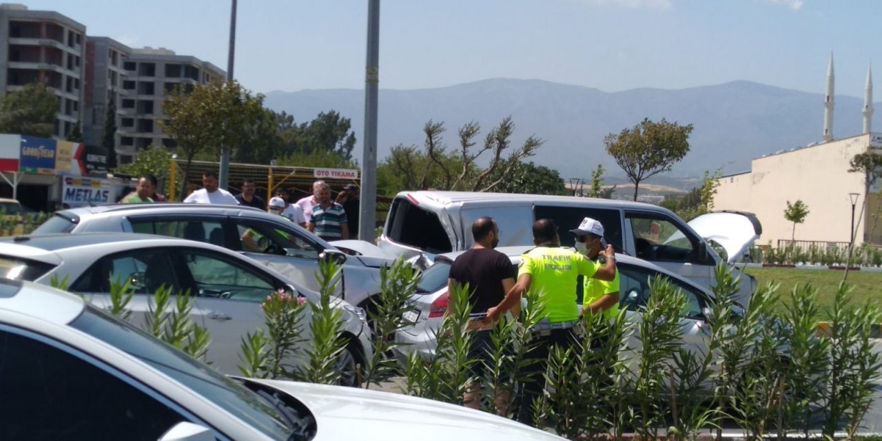 Hatay’da ani fren zincirleme kazayı getirdi! 7 araç birbirine girdi 8 yaralı