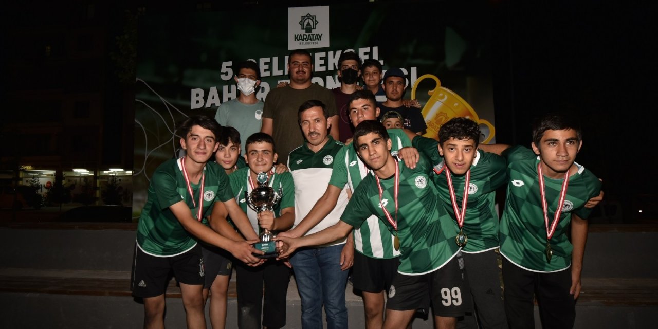 Başkan Kılca Karataylı gençlerle yoğun vakit geçiriyor