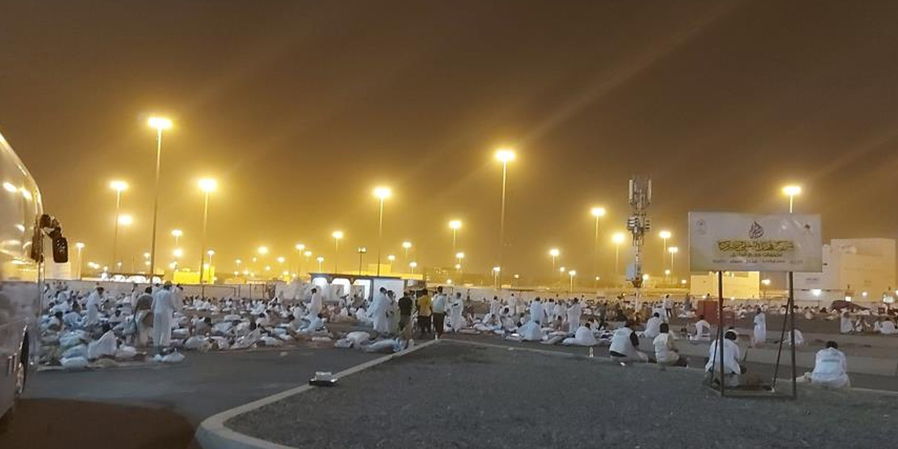 Tarihinin en sakin Haclarından birini yapacak olan Müslümanlar Müzdelife'ye geçti