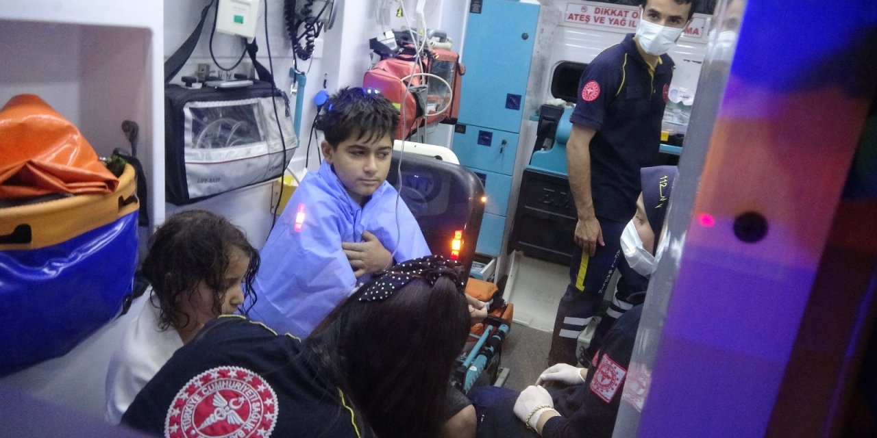 Adana’da otomobil kanala düştü! Anne ve 4 çocuğu yaralandı