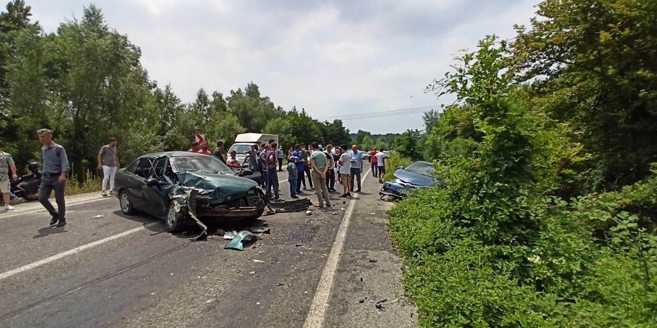 Kurban kesimi dönüşünde feci kaza! Otomobiller kafa kafaya çarpıştı: 6 yaralı
