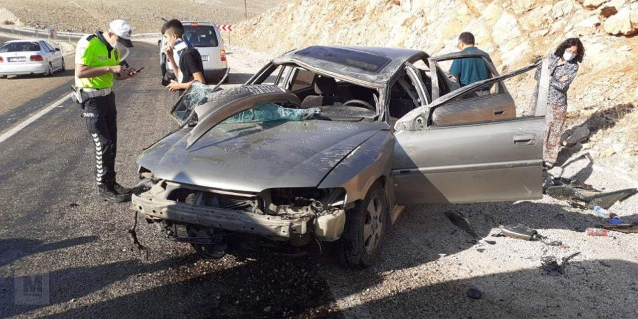Sivas'ta virajı alamayan Karaman plakalı otomobil takla attı: 5 yaralı
