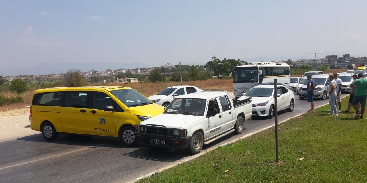 Antalya’da biri Konya plakalı 4 aracın karıştığı kazada 6 kişi yaralandı