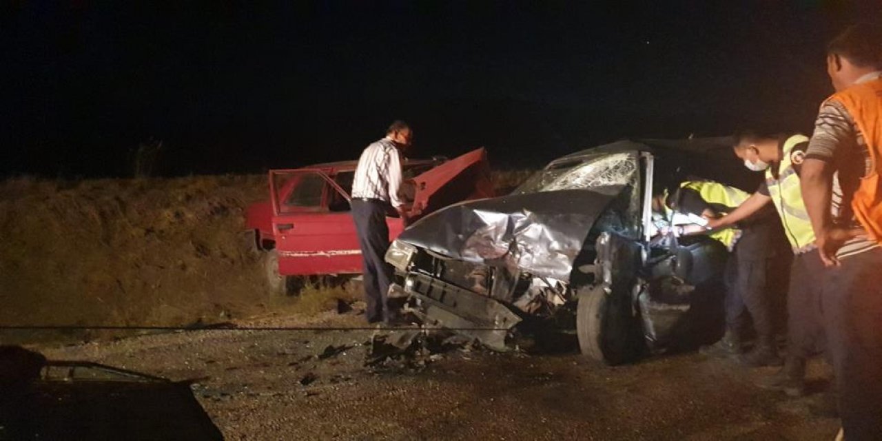 Ankara'da iki otomobil kafa kafaya çarpıştı! 3’ü ağır 6 yaralı