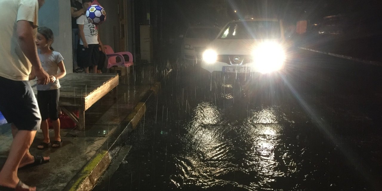 Manisa’da sağanak yağış cadde ve sokakları göle çevirdi