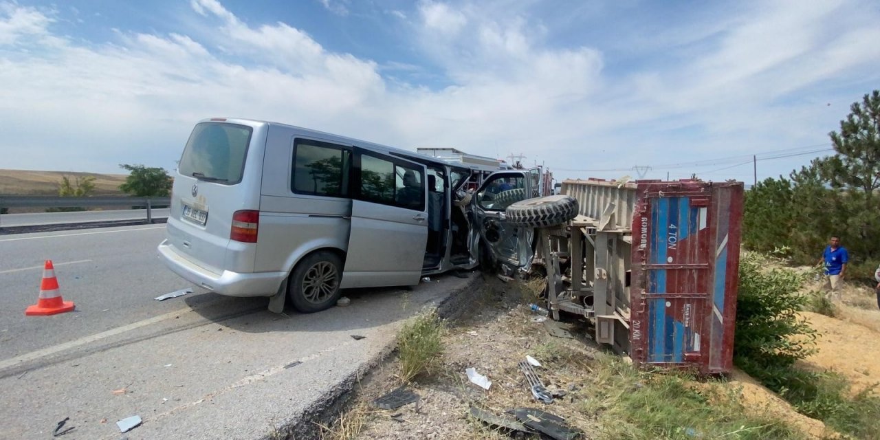 Afyon'da minibüs traktöre arkadan çarptı! 7 yaralı